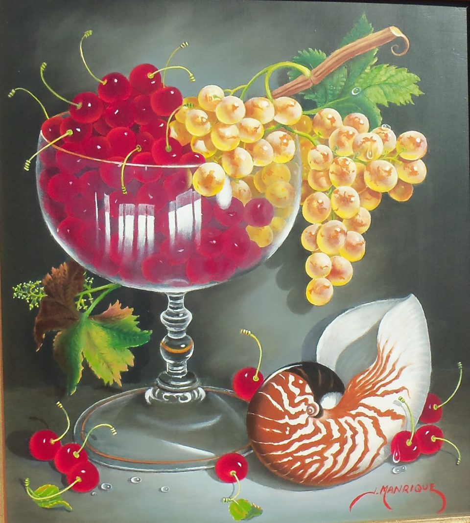 Cerezas y uvas en copa de cristal