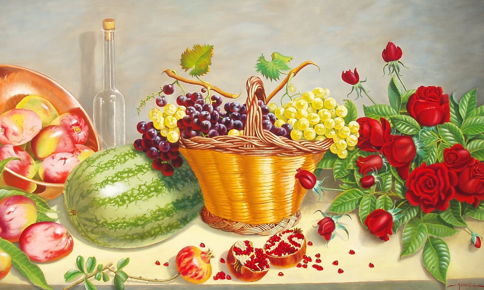 Cesta con uvas, rosas y fruta