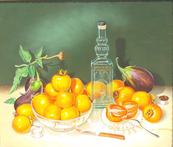 Kakis y botella de cristal