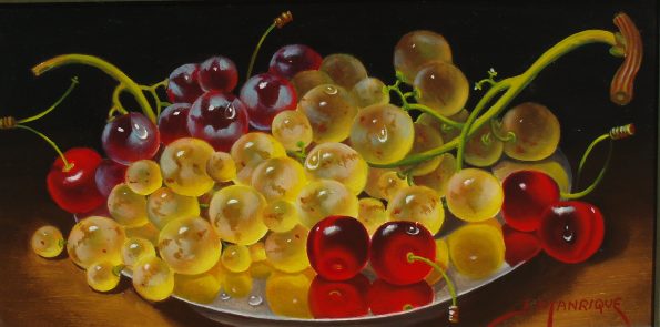 Uvas y cerezas en plato de peltre