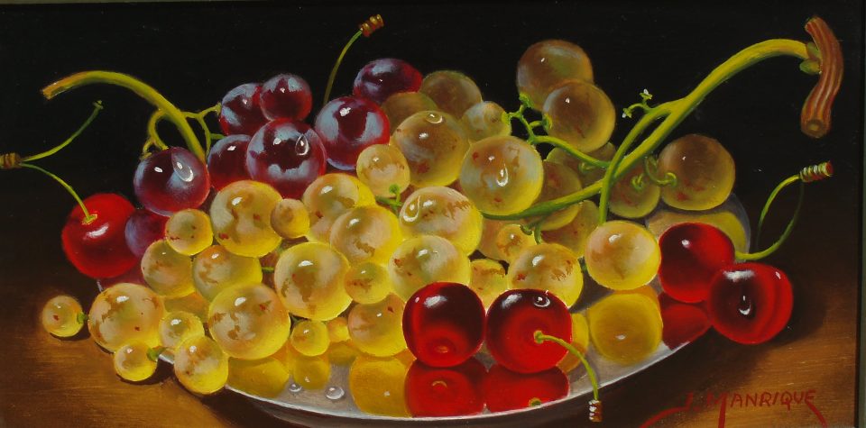 Uvas y cerezas en plato de peltre