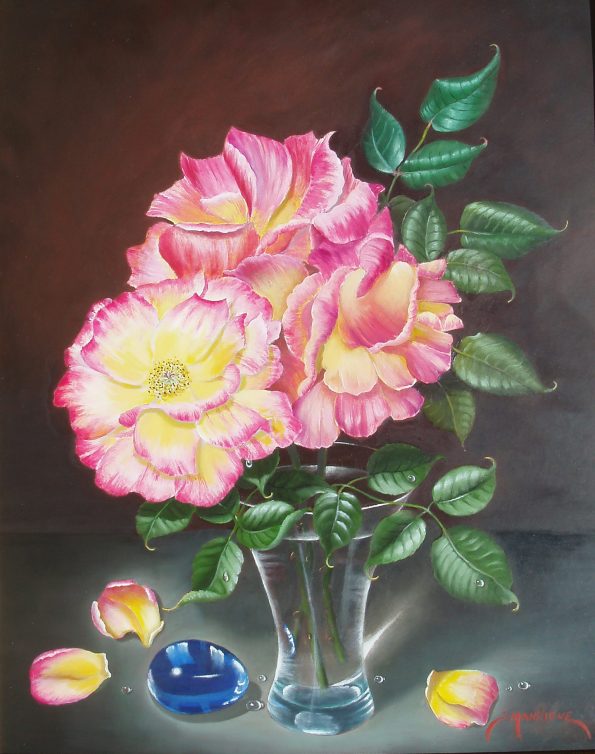 Rosas en recipiente de cristal y pisapapeles azul